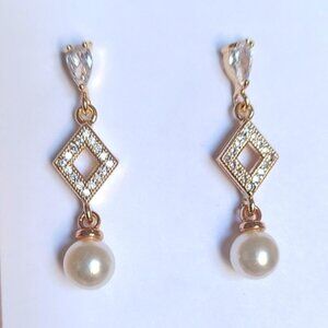 Gorgeous Handcrafted Gold Tone Pearl Drop Crystal Dangle Elegant Earrings